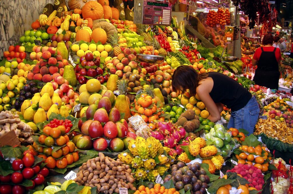 Puesto de frutas coloridas en un mercado español