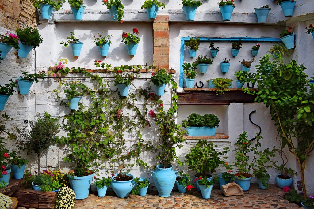 Patio típico cordobés decorado con macetas azules y flores