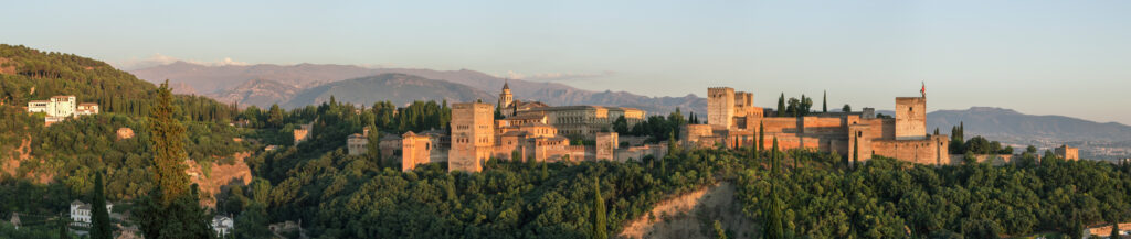 Vista panorámica de la Alhambra de Granada al atardecer